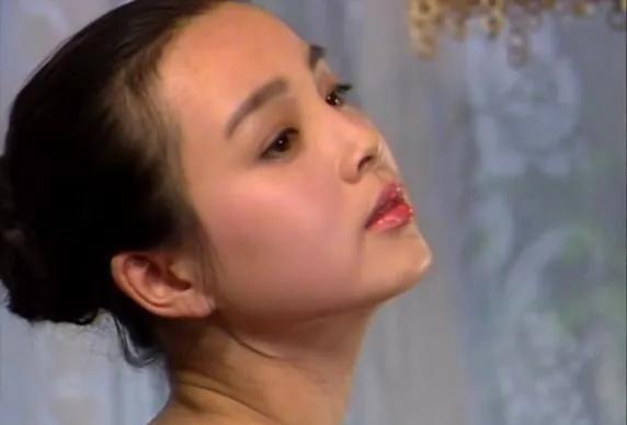 越疏远,现在有了这个孩子,一定可以缓和两人的关系,她内心这么一想