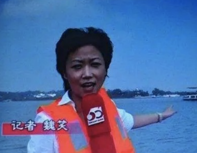 好在她大学期间参加的社团活动和校外演讲够多,因此她的简历内容十分