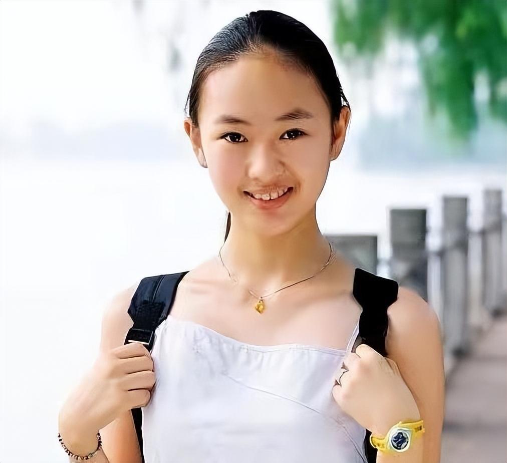 回顾被称为"小章子怡",与张国立父子恩怨颇深,今童瑶嫁人翻身
