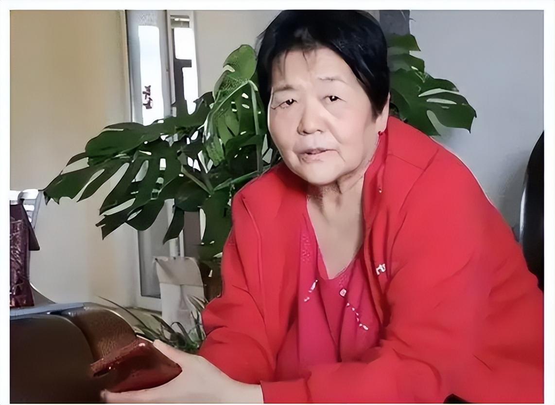 这位六十七岁的大妈名叫田新菊,家住山东省枣庄村.