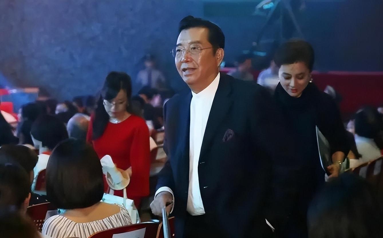 回顾梦鸽:24岁嫁51岁李双江,结婚33年生一子,儿子成夫妻心病