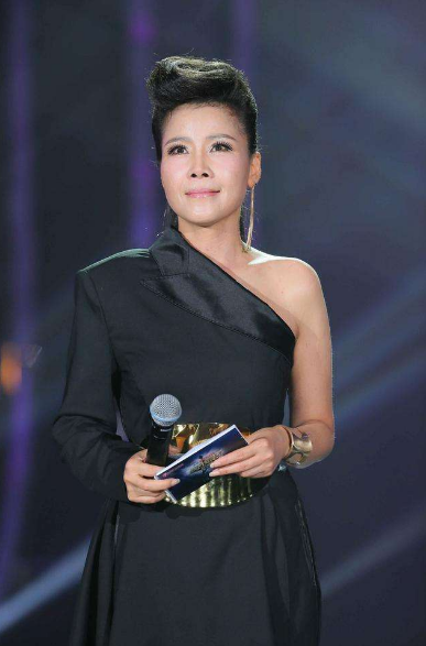 回顾田震:一生正直,摔话筒揭"潜规则",和那英闹掰,我不后悔