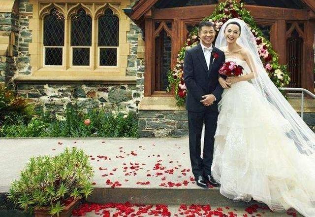 回顾姚晨:再婚嫁普通丈夫,一家4口乐融融,私藏的存折牵出泪水