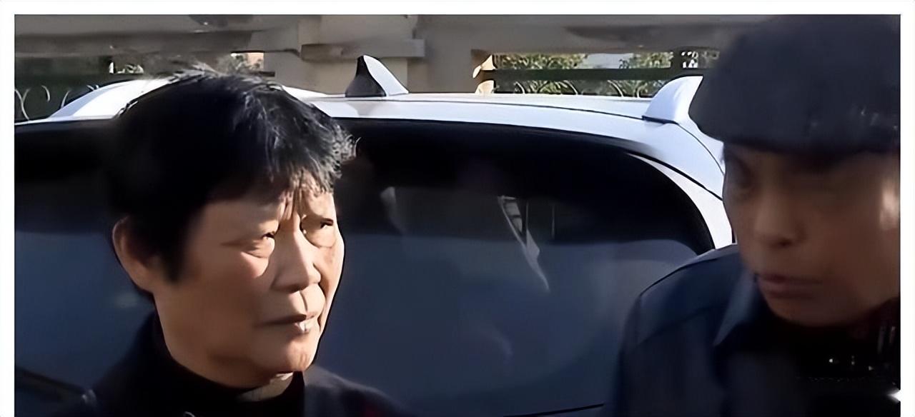 到了医院门口陈斌听陈志坚打完电话问了病房号后,直接一个人冲到前面