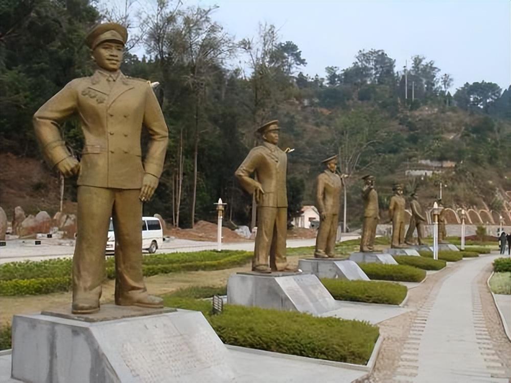 开国上将韦国清坐公交察民情,售票员态度跋扈,将军:你被开除了