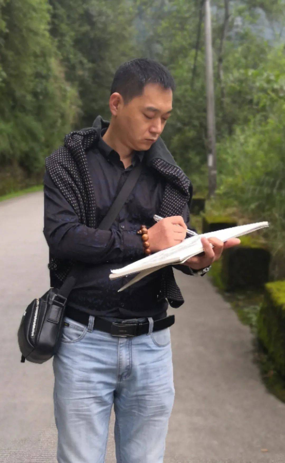 刘国志:字鸿远,号若水,若水轩主人,1979年生于河北,现居北京