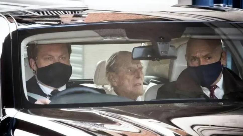 99岁菲利普亲王临终前出院,陪在女王身边,还让查尔斯好好照顾她