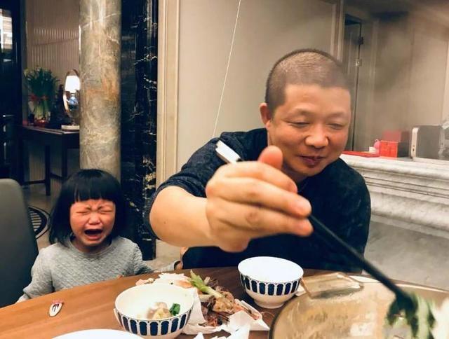 回顾姚晨:再婚嫁普通丈夫,一家4口乐融融,私藏的存折牵出泪水