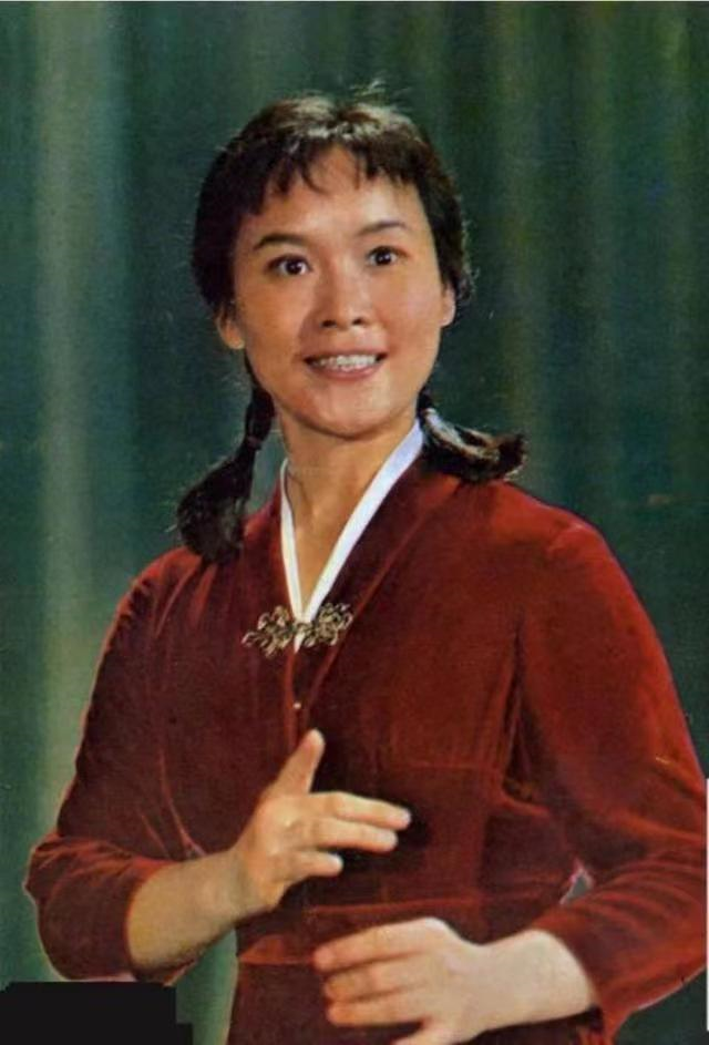 回顾李谷一:风光背后对女儿有愧疚,二婚丈夫离世后,女儿成依靠