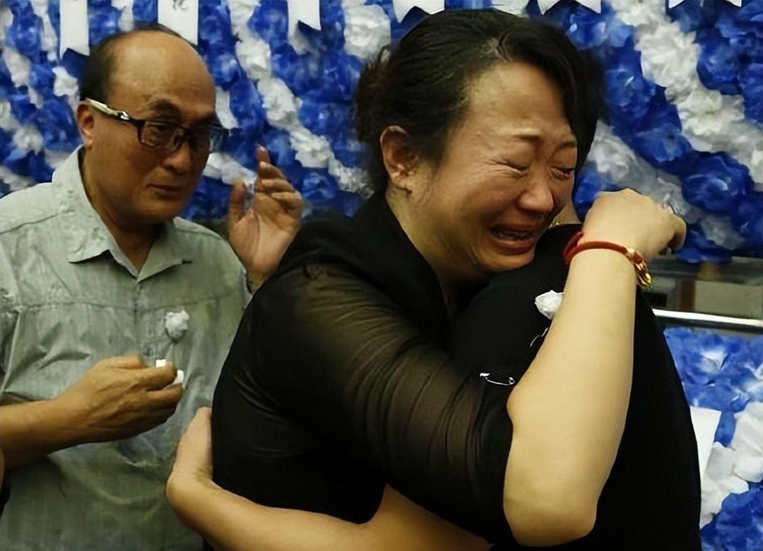 董岗彪表示自己会进行刑事赔偿,希望丈母娘们能原谅自己的母亲,徐艺丽