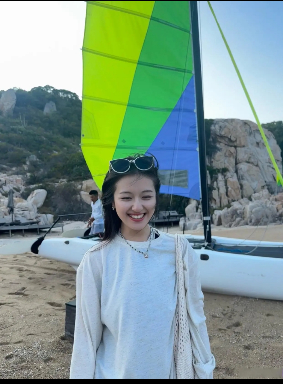 李兰迪真的还挺上镜的,没有美颜素颜的照片也敢发动态,挺真实的