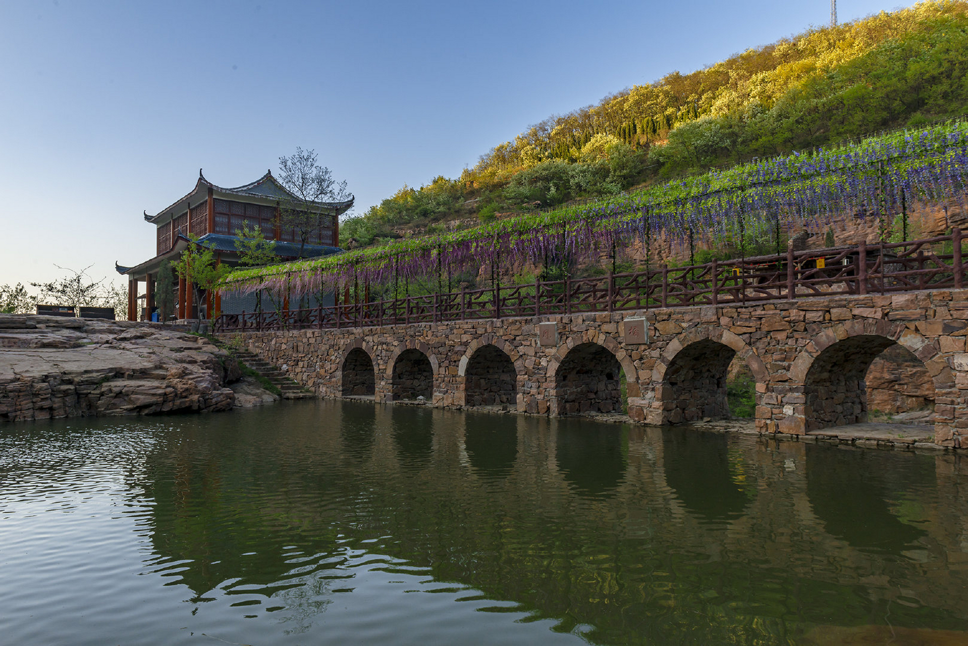 大峡谷,坐落于中岳嵩山延伸地带,其独特的红岩嶂谷群地质地貌成为一处