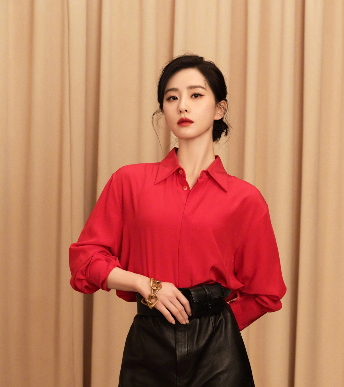 刘诗诗身穿红色上衣搭配黑色半身裙