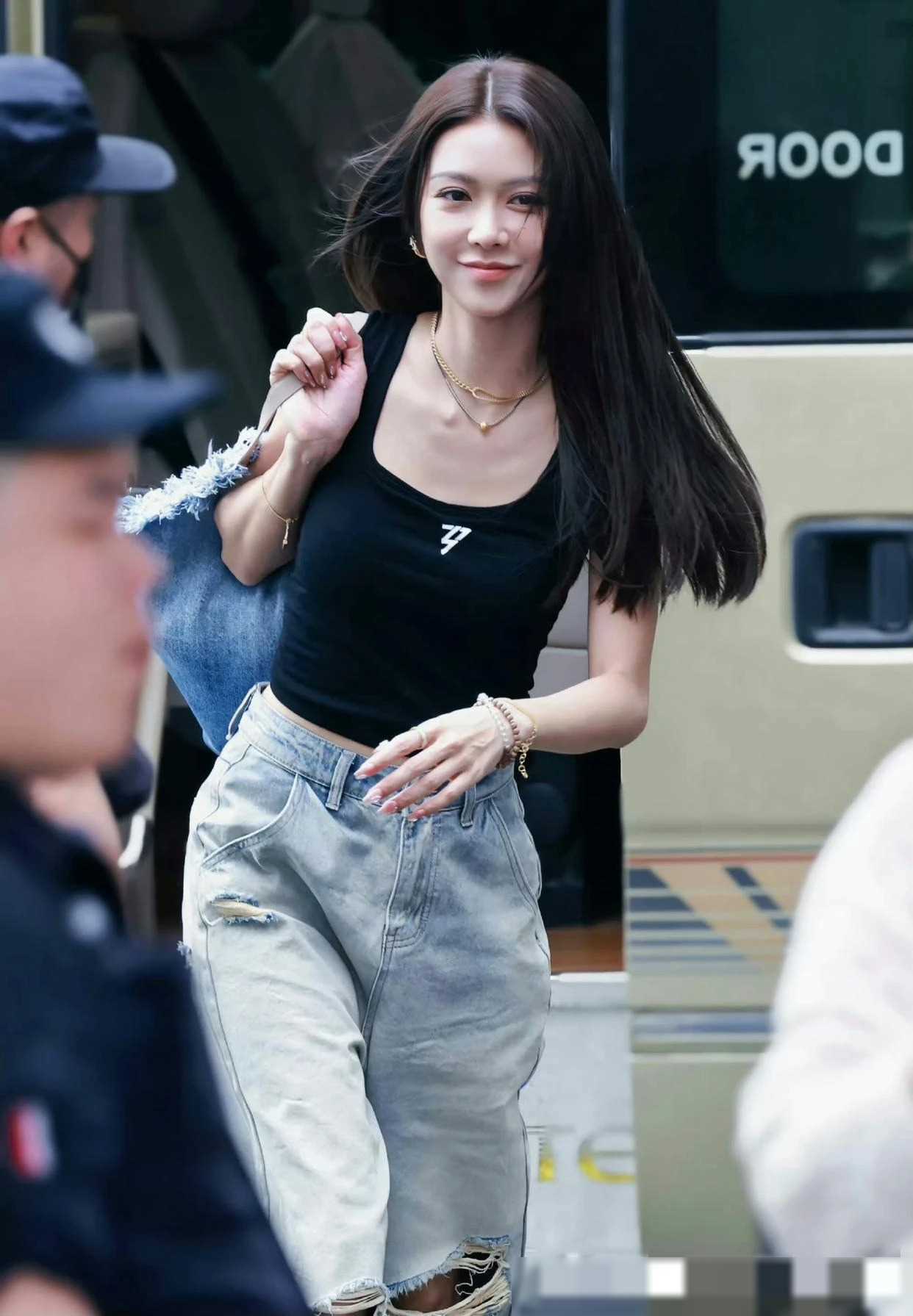 这位美女没生个孩子传承好基因真是可惜了