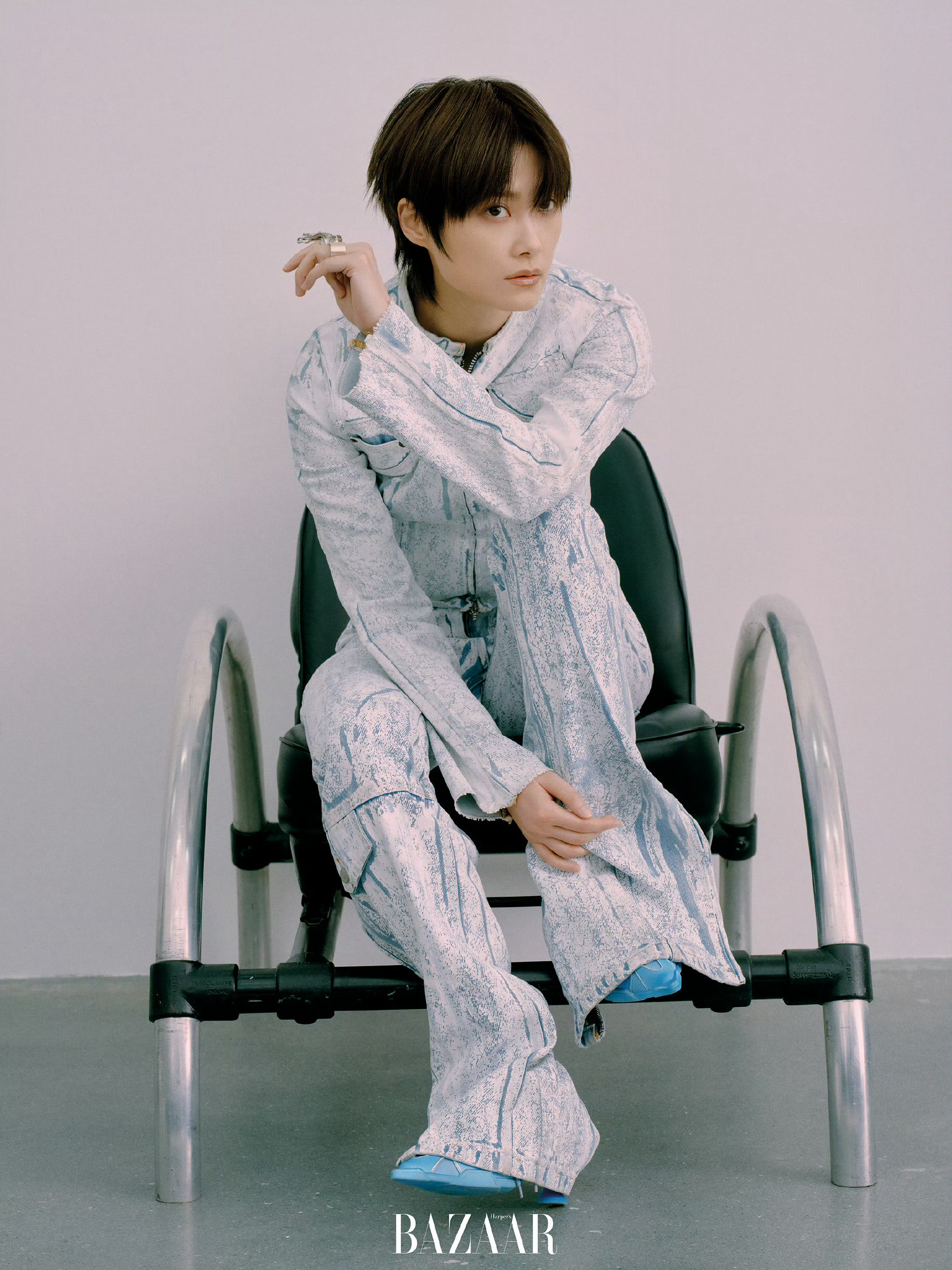 李宇春亮相时尚芭莎六月刊封面,身穿versace佩戴 harry winston 高珠