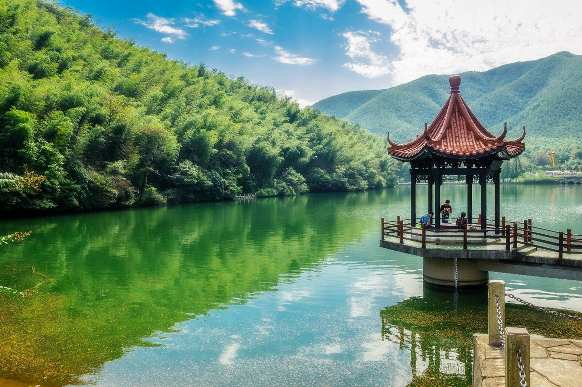 竹海风景区:绿色海洋中的奇幻之旅  宜兴竹海位于江苏,浙江,安徽三省