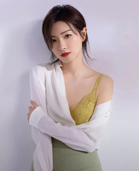 在2020年末参加了节目《乘风破浪的姐姐》,凭借出色的表现迅速大火