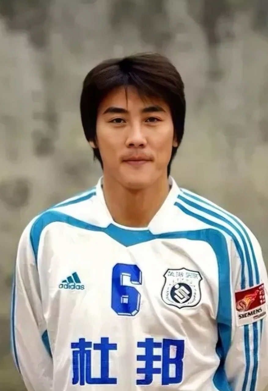 大连足球史上的十佳中场球员  1,国足历史第一右前卫—李明 2,七十