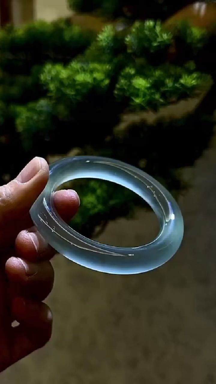 高冰玻璃种天空蓝翡翠手镯