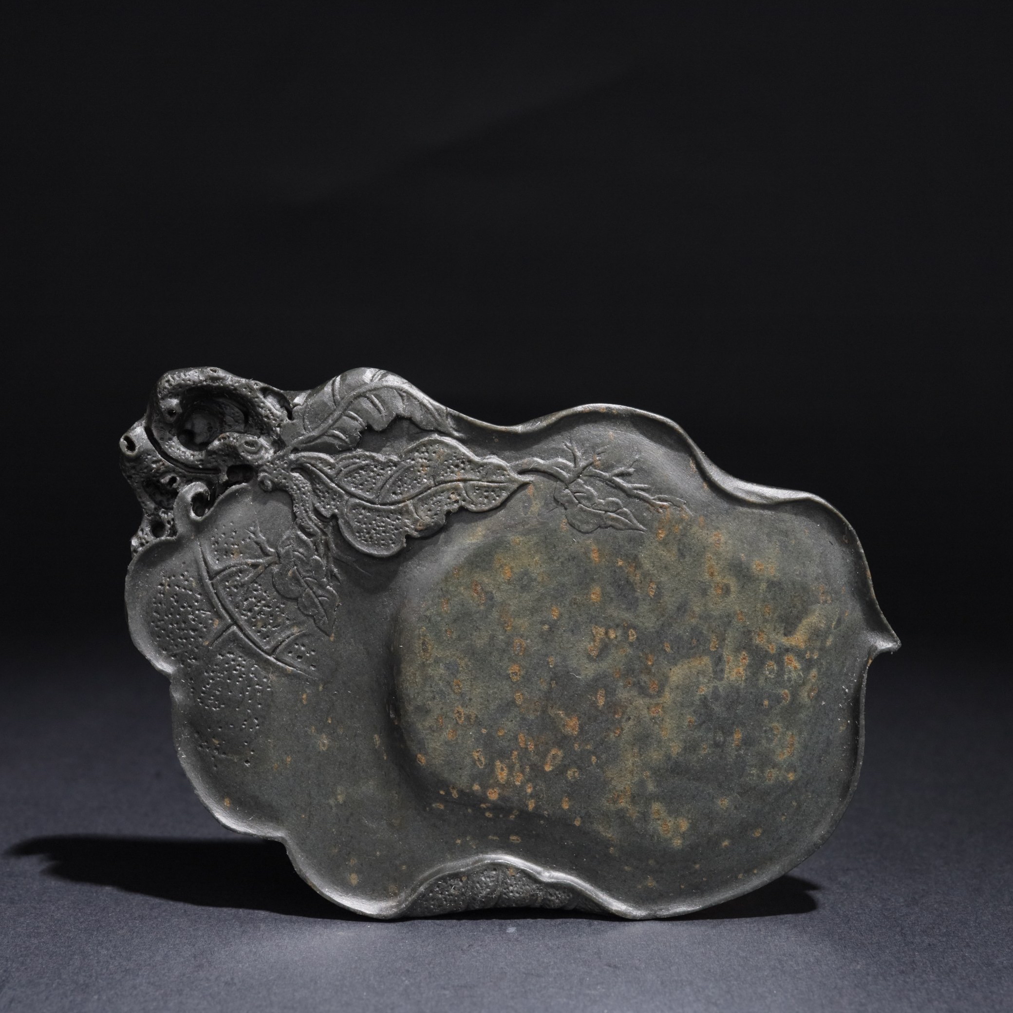 旧藏 金星歙砚:大业有成 外型独特,石色青碧,金星众多,如满天的星辰