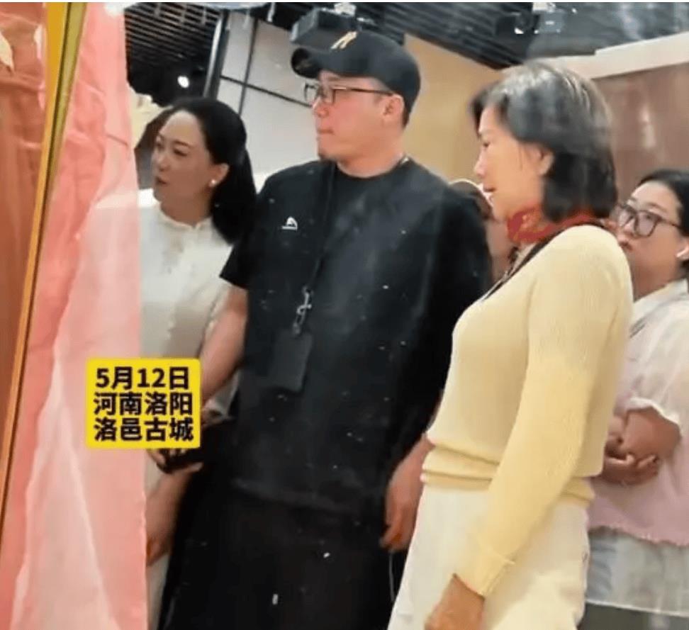 70岁董明珠现身洛阳考察!王自如贴心陪伴,男方小动作频频太暧昧