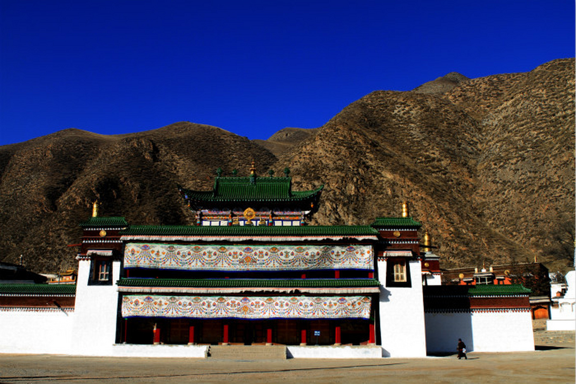 拉卜楞寺位于甘南藏族自治州夏河县,是世界最大藏学学府之一,以精湛