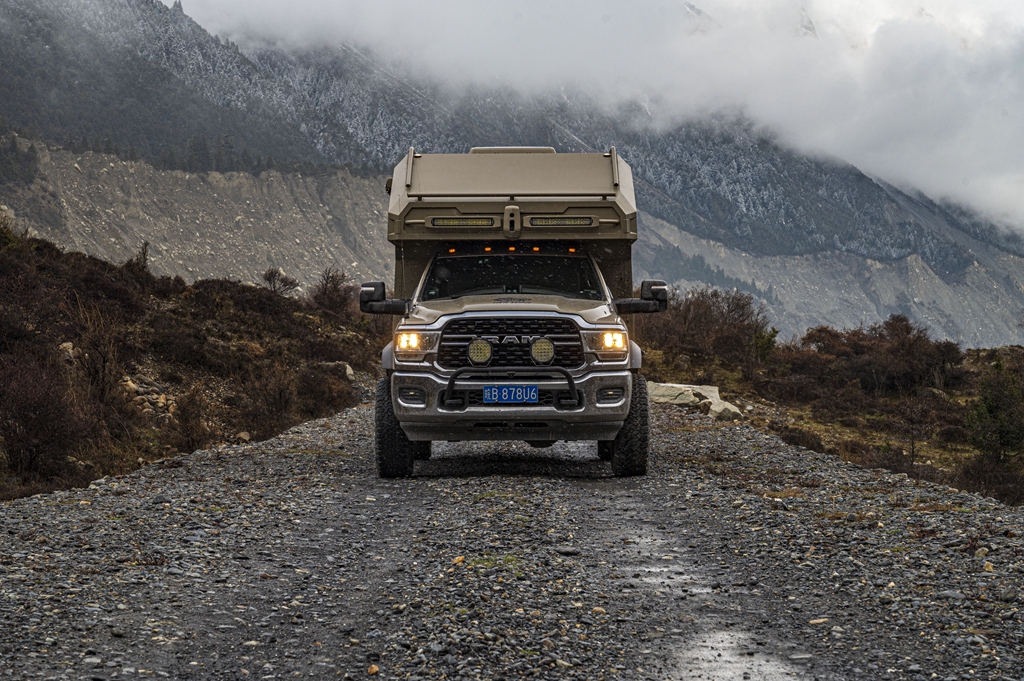 蓝牌c本带户外阳台!旅美灵域5500n四驱越野房车可玩性高