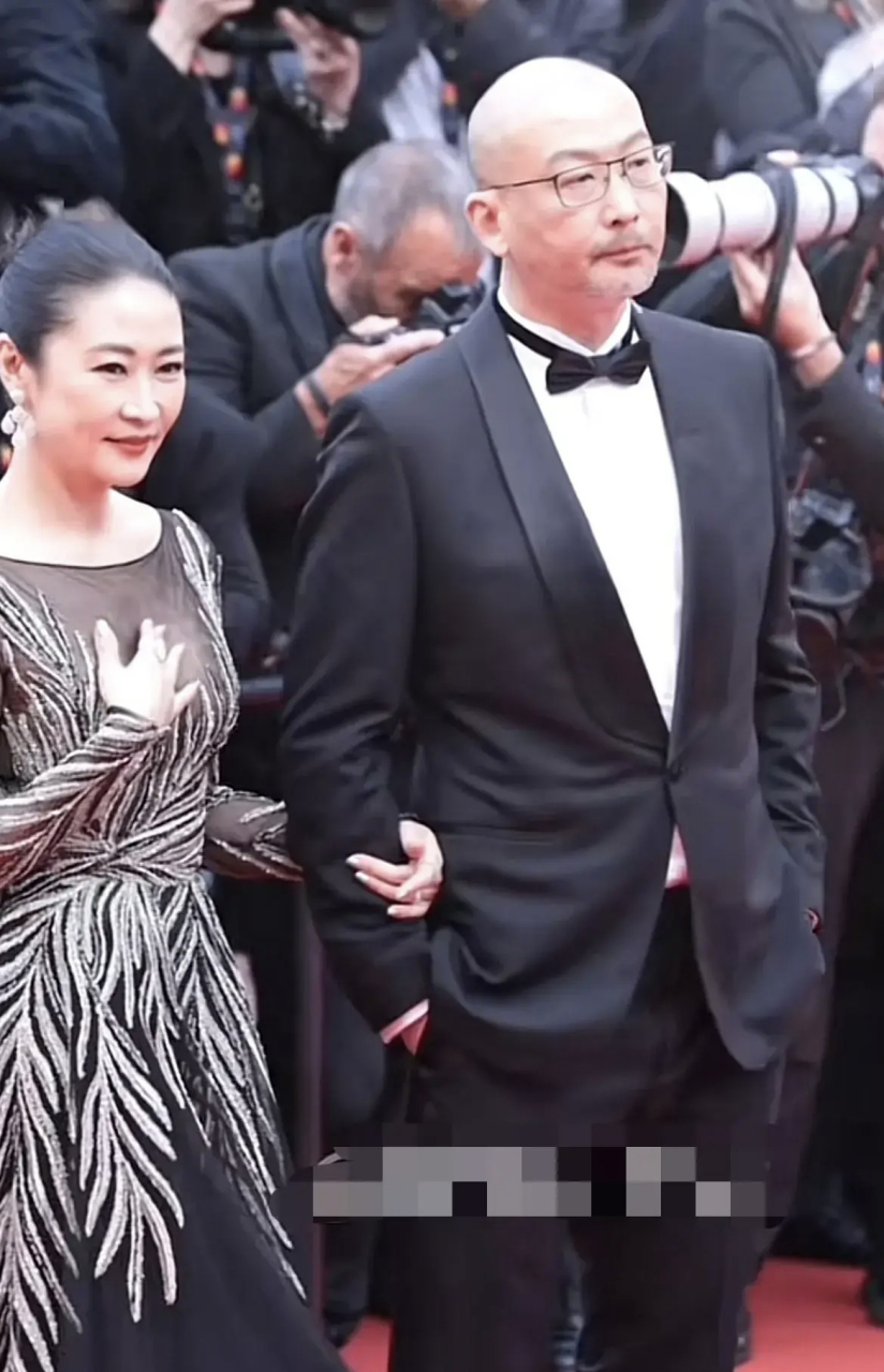引发网友热议的不仅是55岁的知名导演管虎,更是他与妻子梁静罕见地登