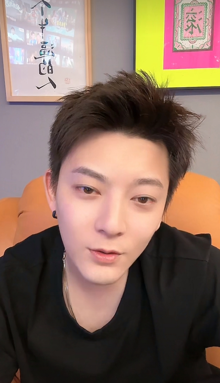 动态连更挑战# #陈翔否认与毛晓彤交往时出轨#   最近一直活跃在直播