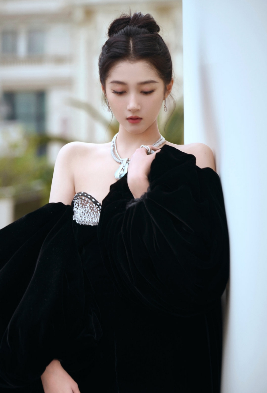 关晓彤黑天鹅高定礼服,不仅显气质还优雅.