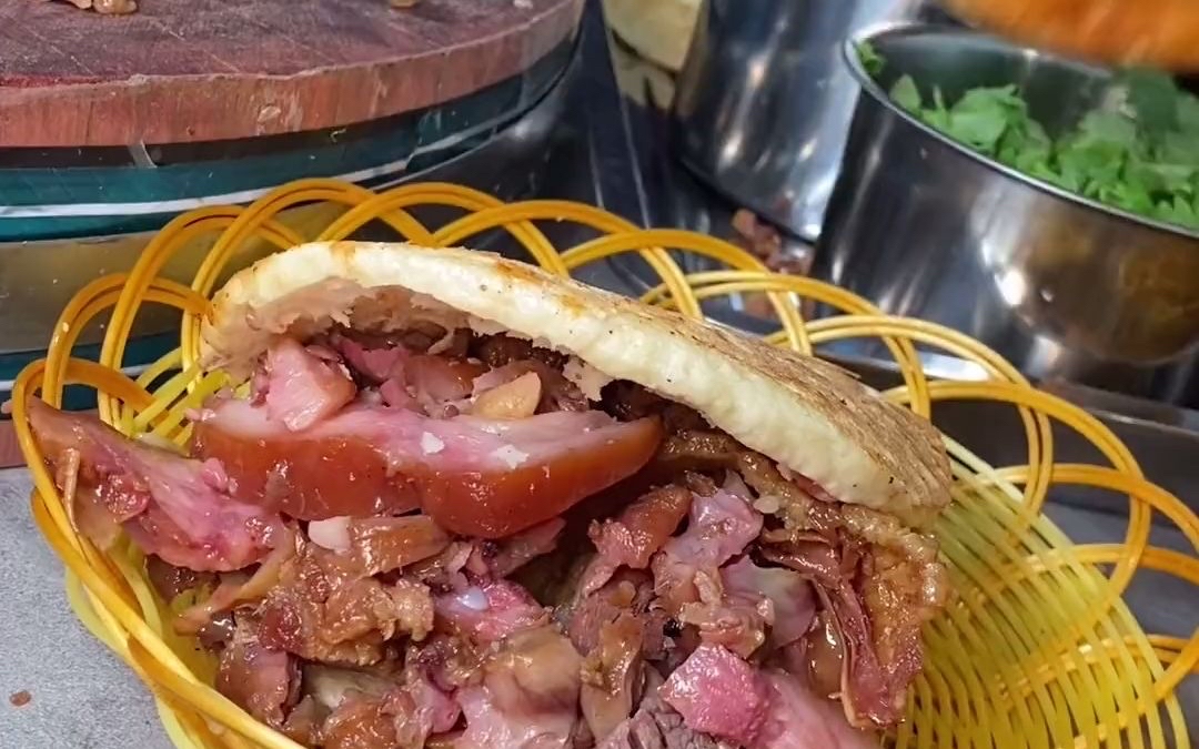 猪头肉夹馍:口感丰富,营养满满!
