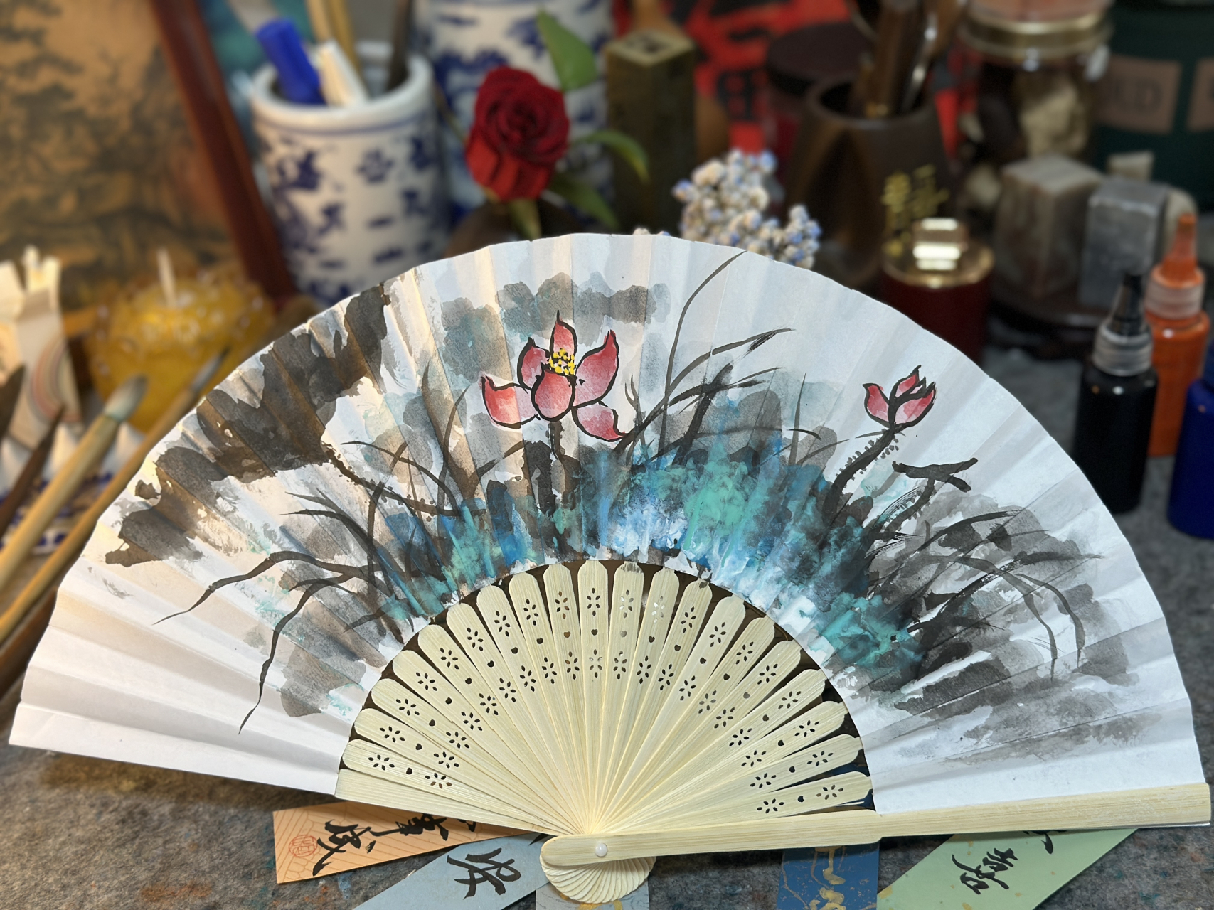 扇面泼彩荷花充满童趣味