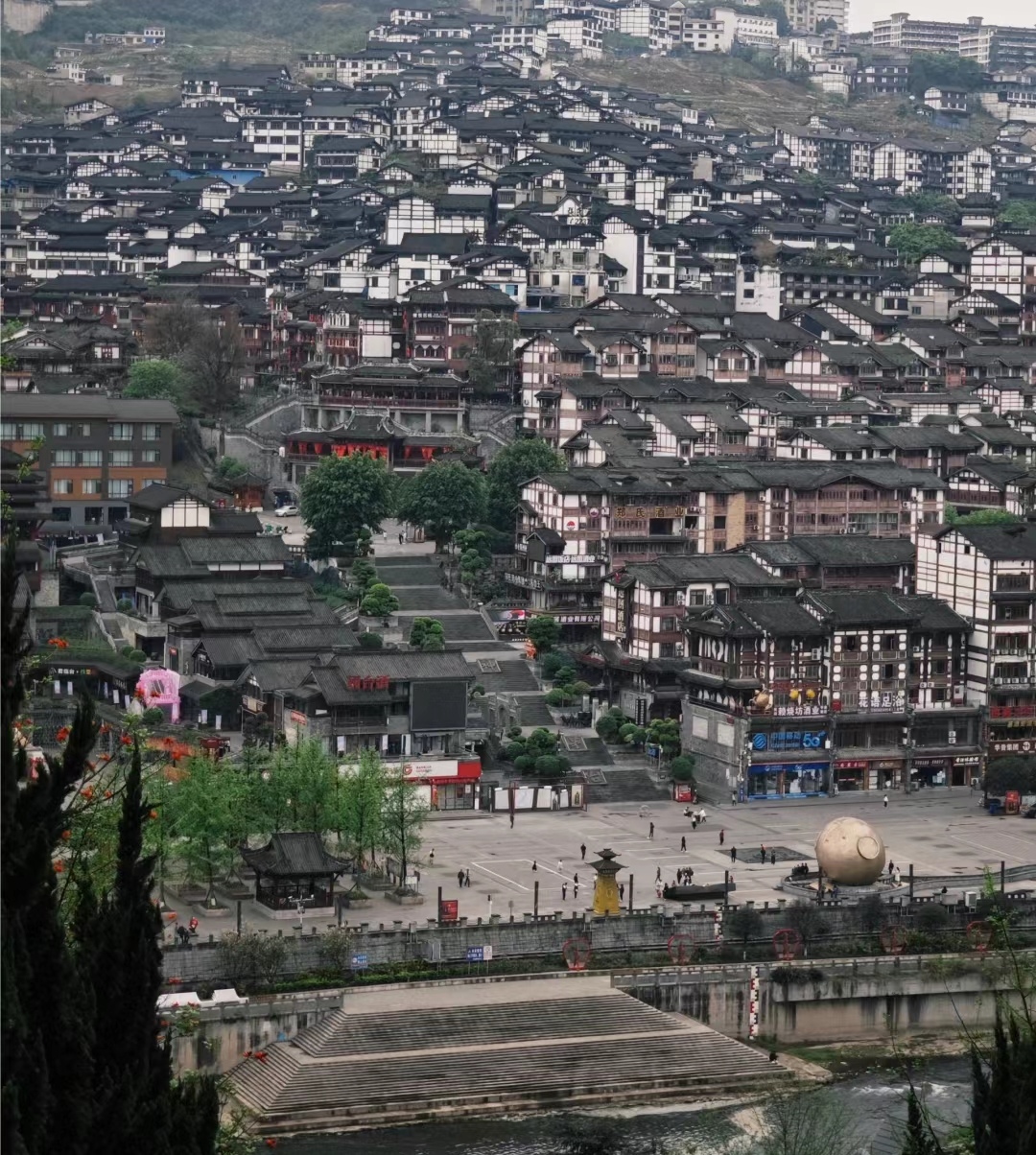 赤水河畔,坐落着贵州省仁怀市的一个小镇,这个小镇很多人都不陌生