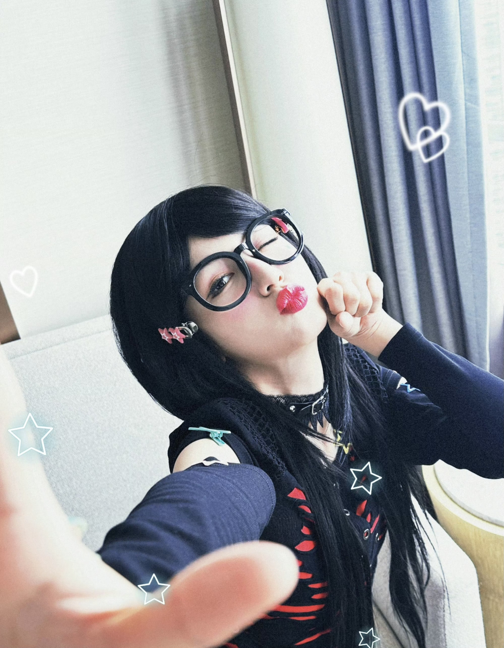 周也杀马特假发搭配非主流黑框眼镜,真人版qq秀具象化