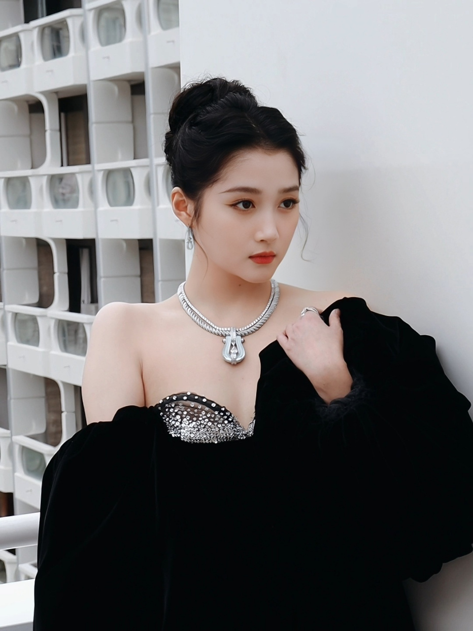 关晓彤戛纳红毯黑天鹅造型曝光,高定礼服展现绝美身姿