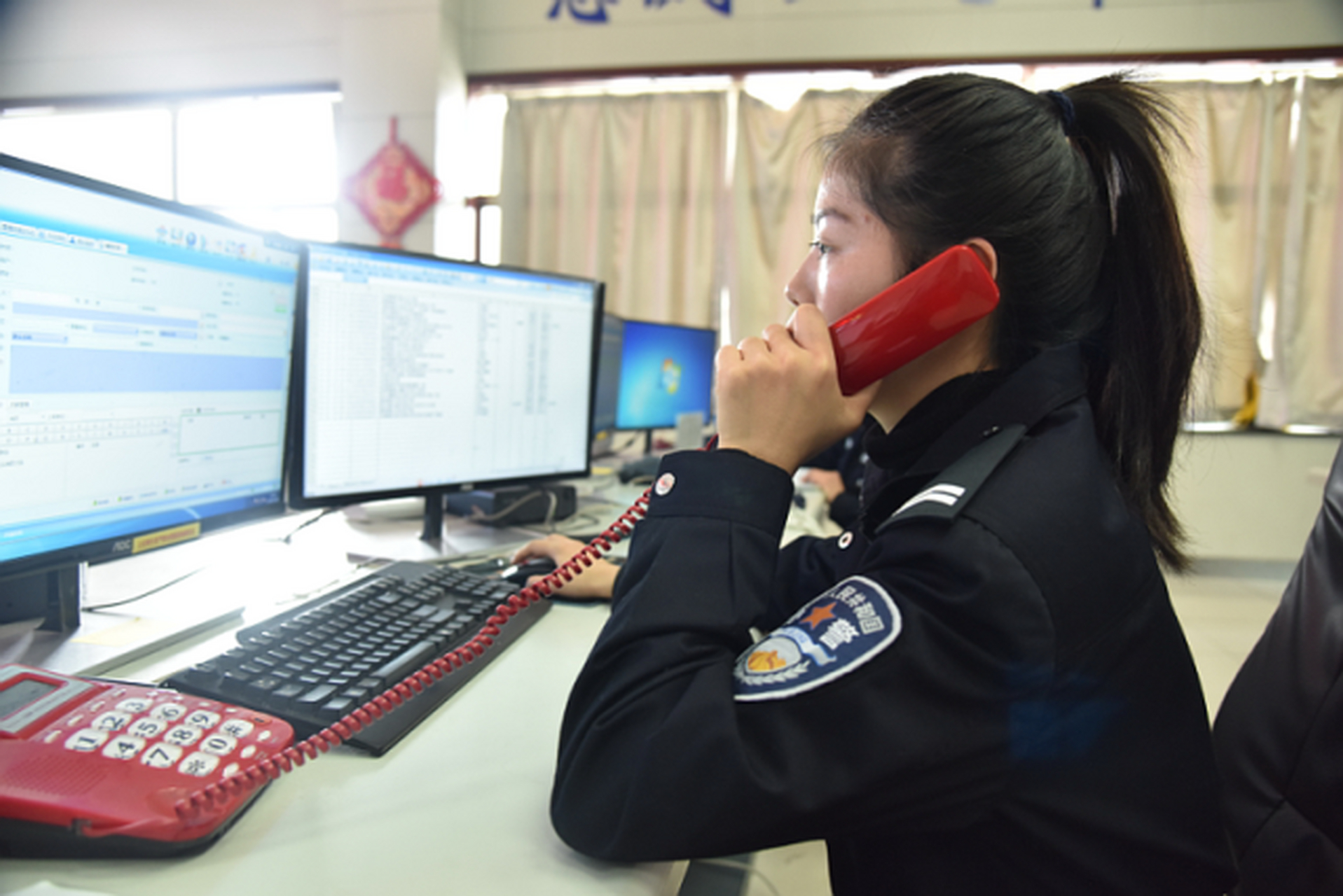 警察接电话图片真人图片