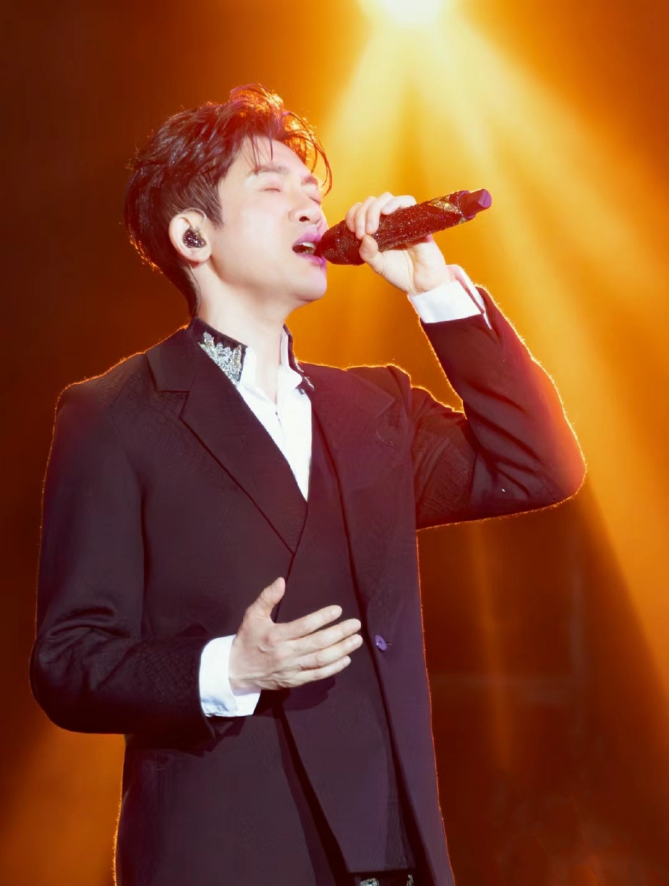 苏有朋演唱会,你喜欢哪个造型?[色]