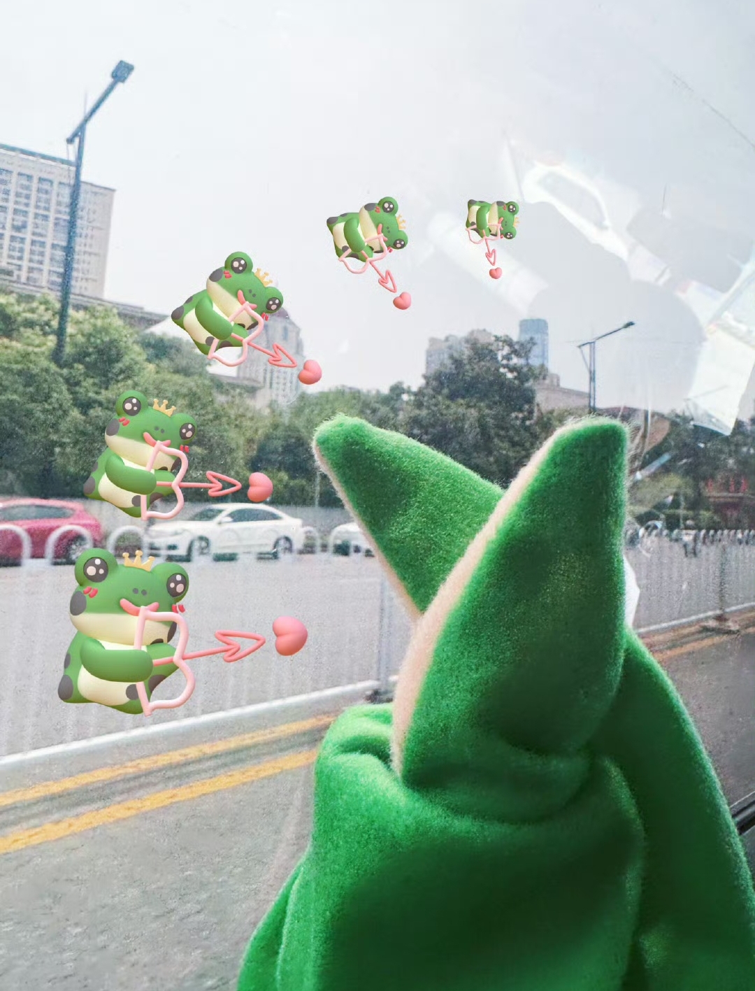 谁能预料到,这看似滑稽的扮相下,竟然是一个大明星