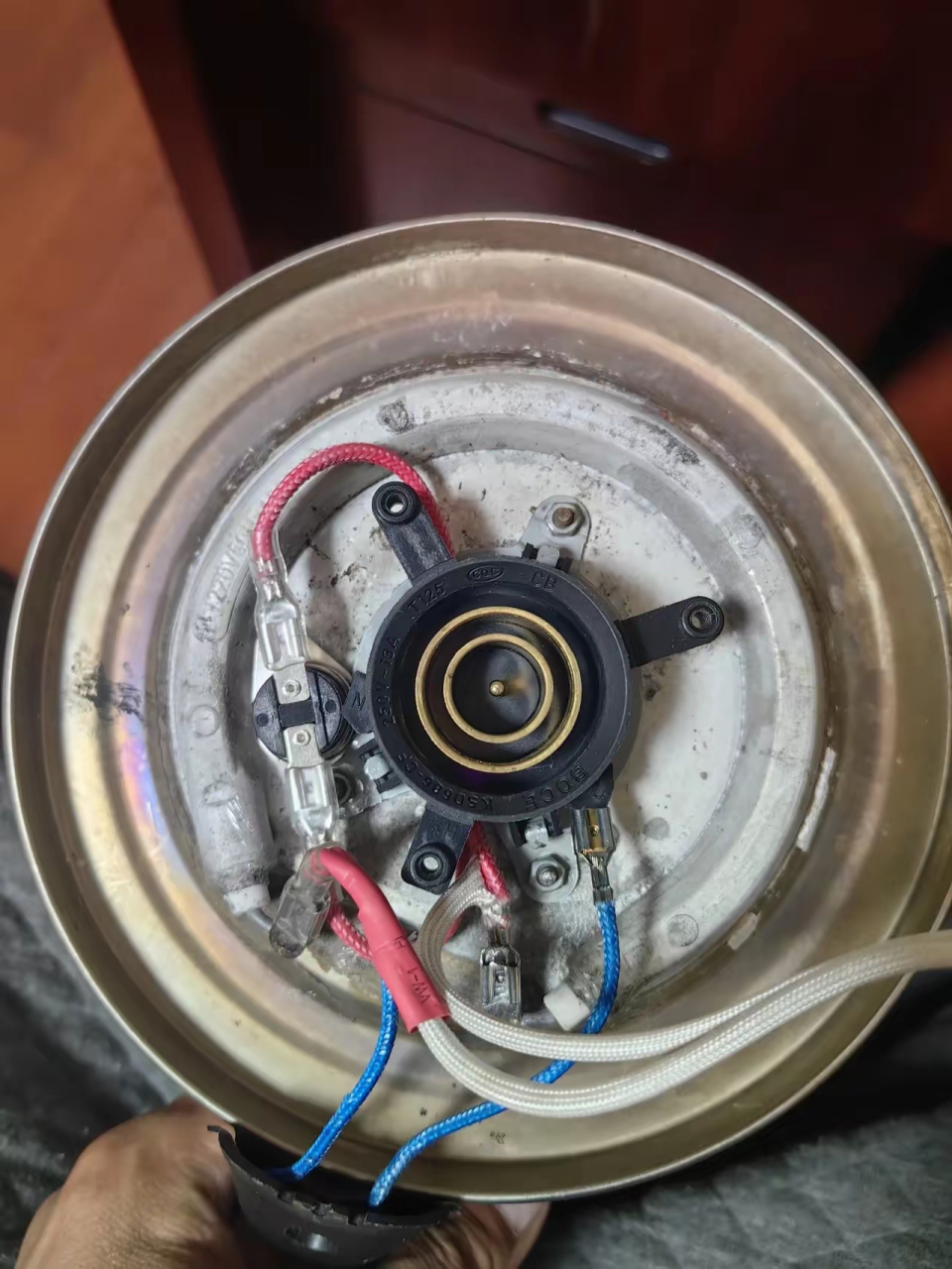 电水壶容易坏,主要是耦合器触点,把110℃的温控开关换上,同样能起到防