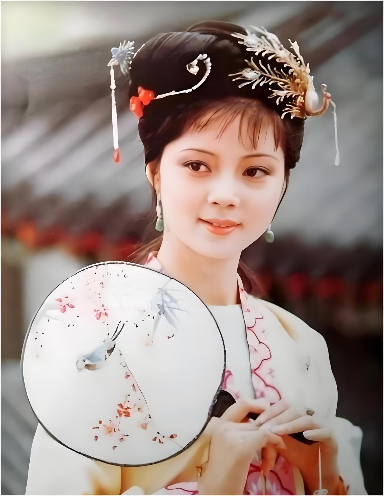 张莉在《红楼梦》中饰演的薛宝钗角色,可以说是她演艺生涯中的一次