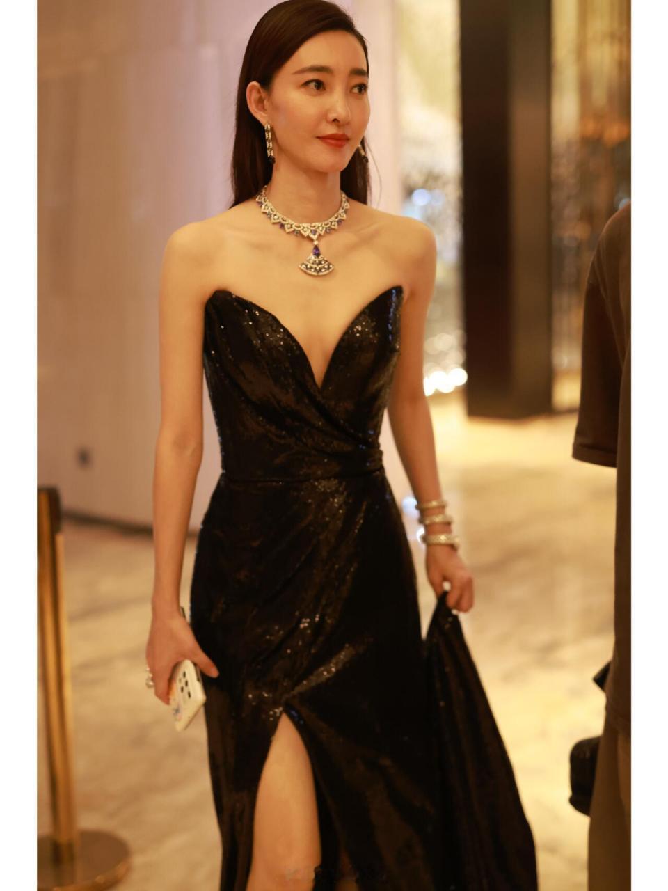 王丽坤身穿黑色深v长裙展现性感身材,让人遐想连篇.