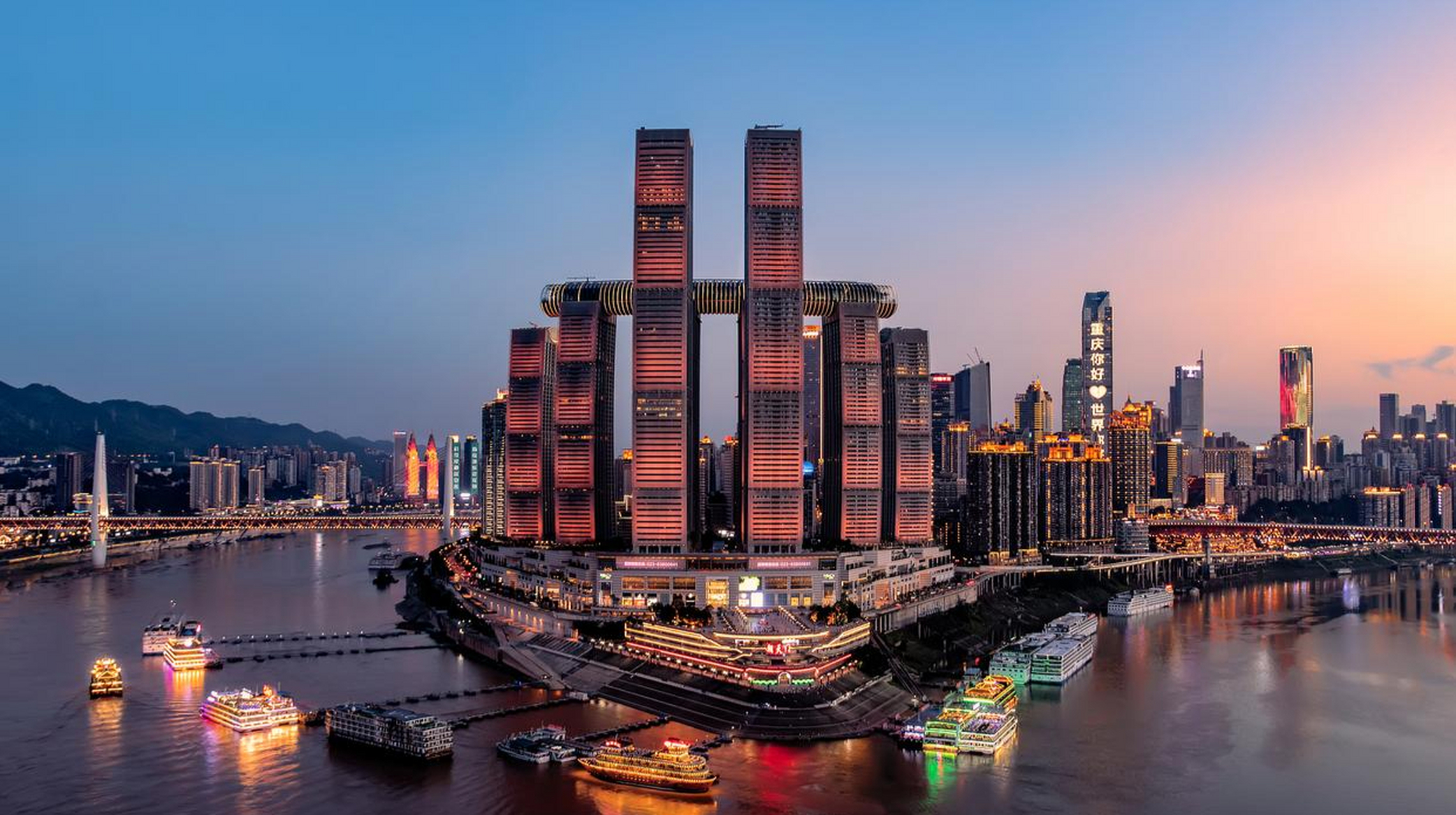 重庆朝天门位于渝中区嘉陵江与长江交汇处,原题"古渝雄关"