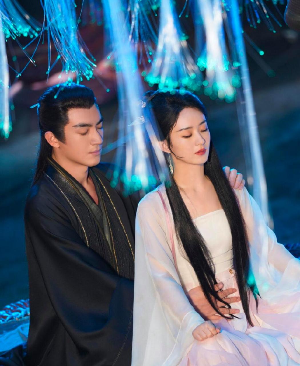 《与凤行》剧照,主演张艺兴和赵丽颖手部动作.