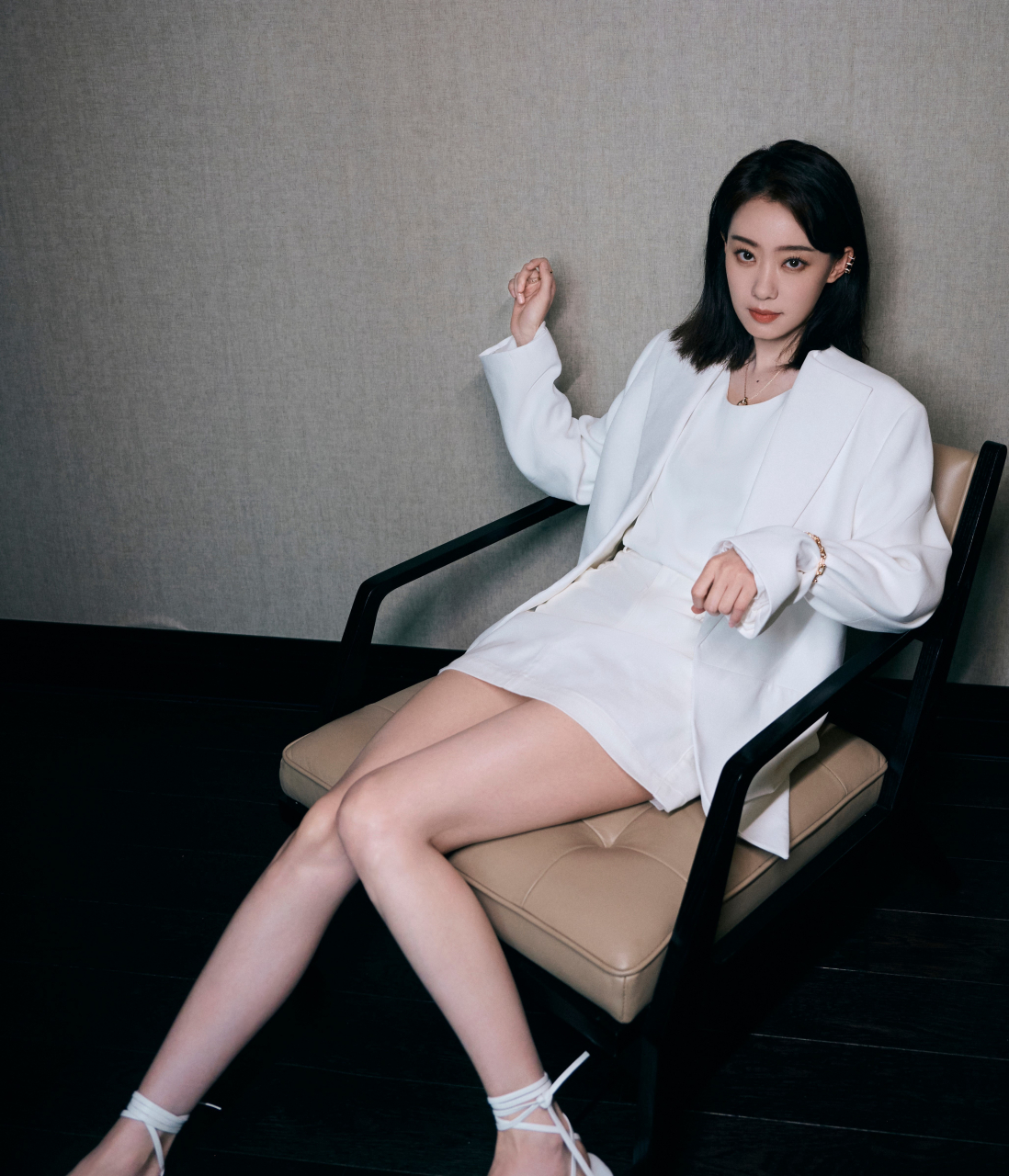 张小斐绿裙露肩夺目,凉高跟衬托,夏日清爽女神范.