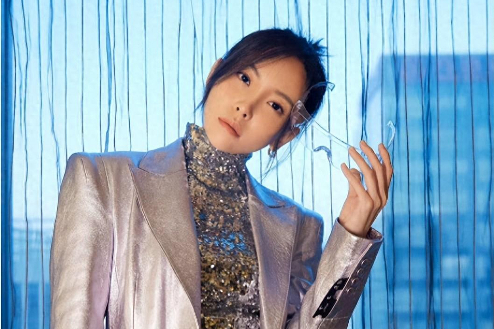 加拿大华裔女歌手于文文紧身裤着装引发网友热议,时尚还是失格?