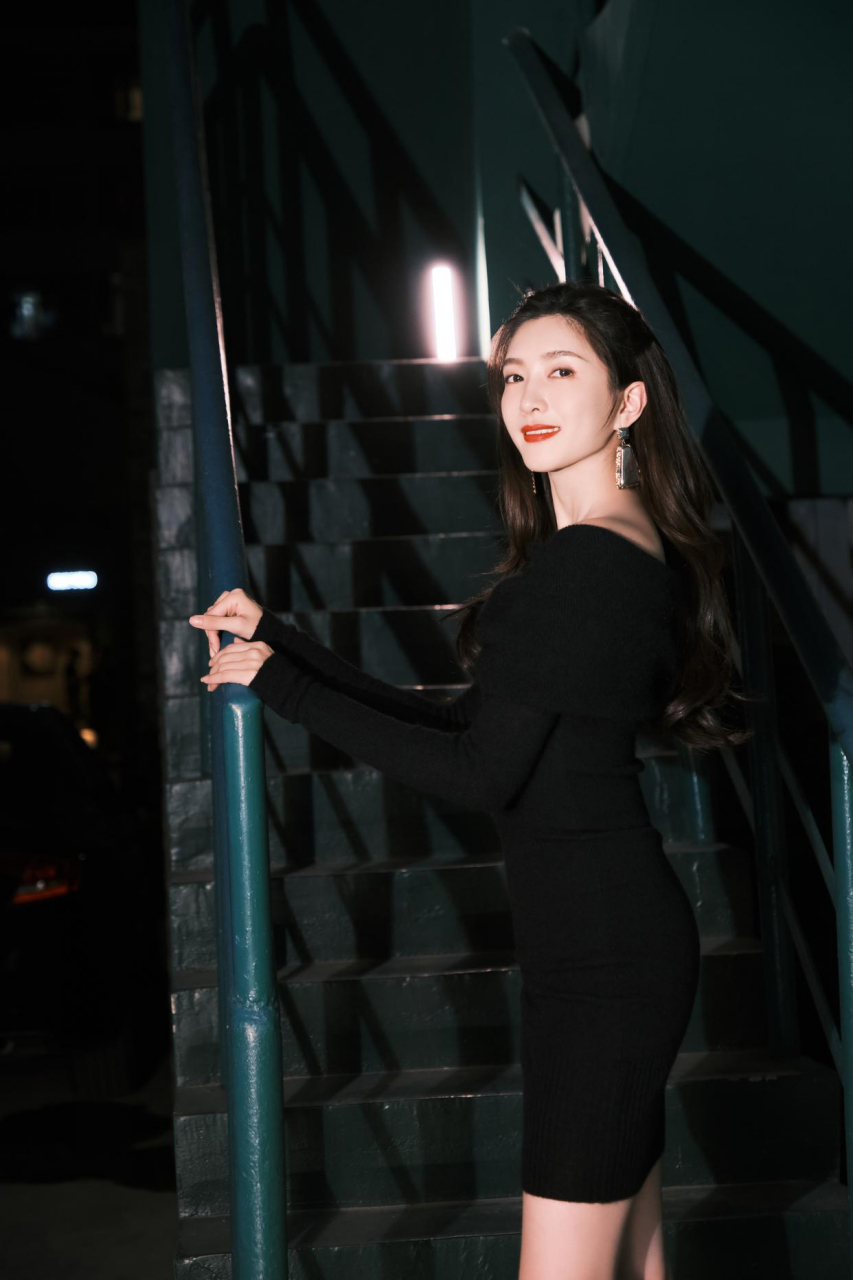 江疏影下楼梯,紧身短裙秀大长腿