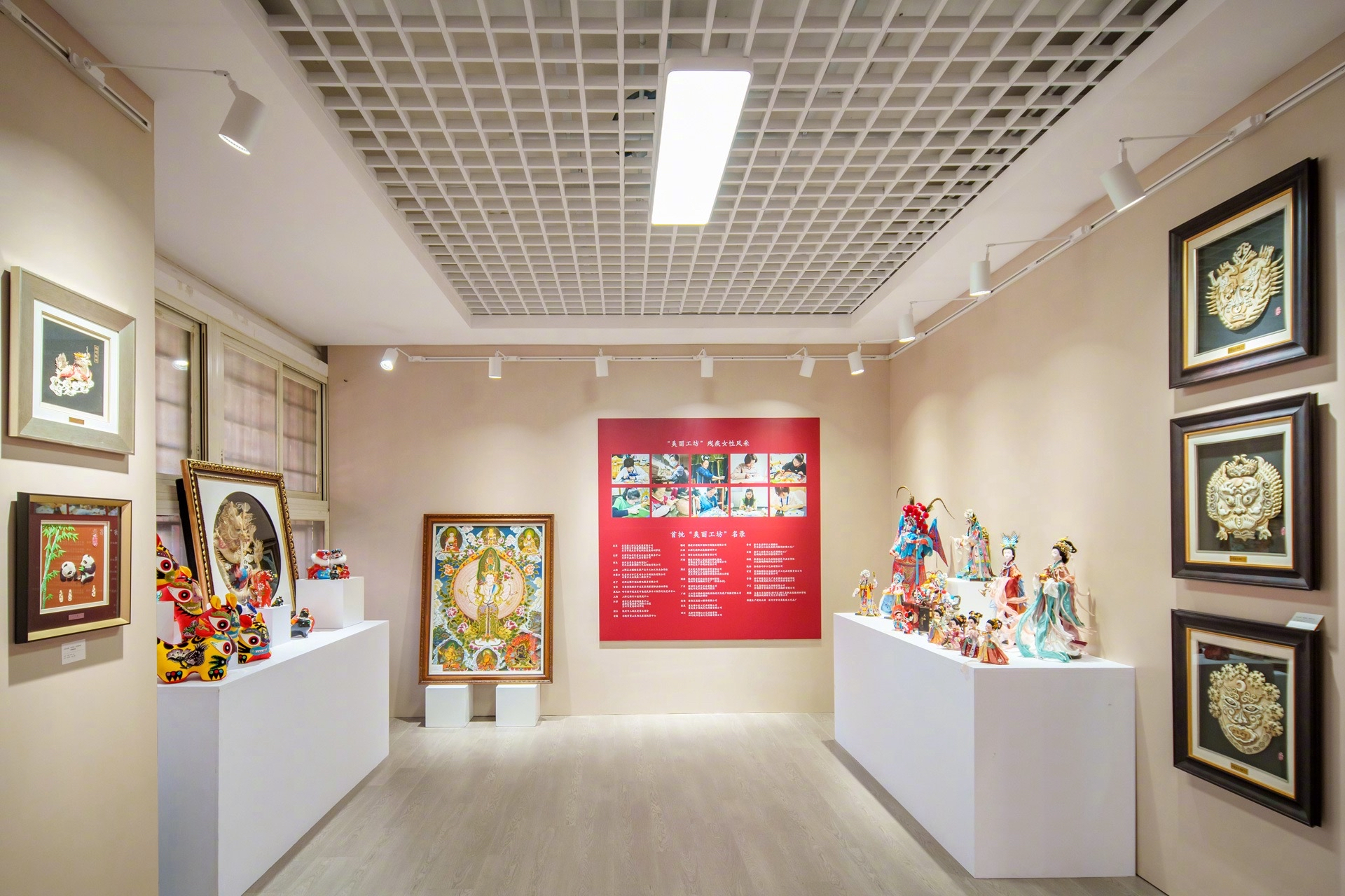 女性文创作品展正在位于故宫博物院交泰殿东侧的故宫文创融合馆展出