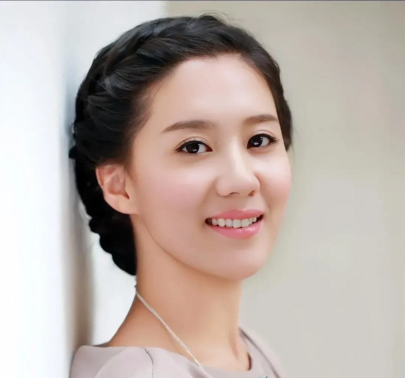 在众多才华横溢的女演员中,杨淇无疑是《甄嬛传》这部经典宫廷剧集里