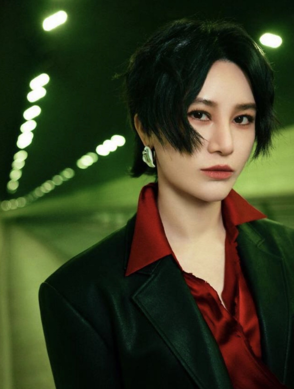 尚雯婕两边的头发是梳不上去吗?发型不管怎么变,头发都在两边挡着.