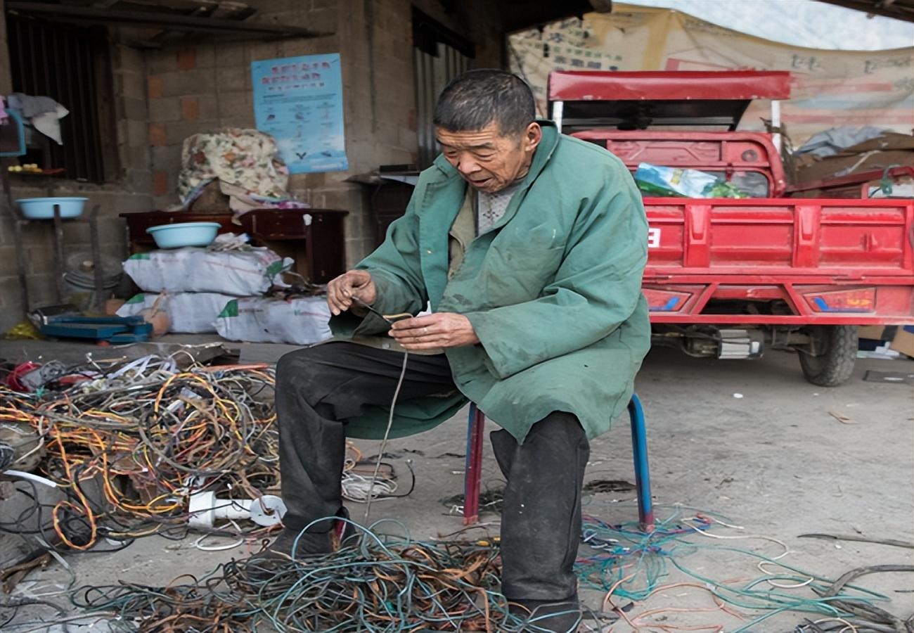 她常年生活在重庆市黔江区冯家街道桂花居委6组.